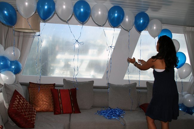 yacht-decorated-with-balloons-for-birthday